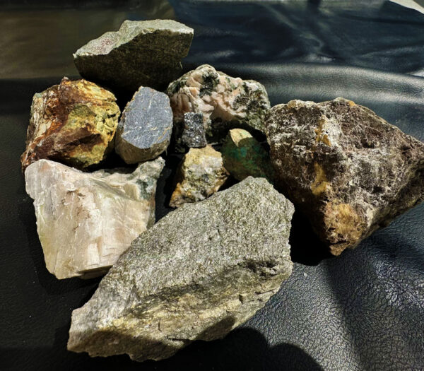 10 lbs bag of random gold and silver ore samples. - Image 2