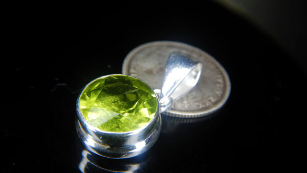 Peridot pendant A (circle)