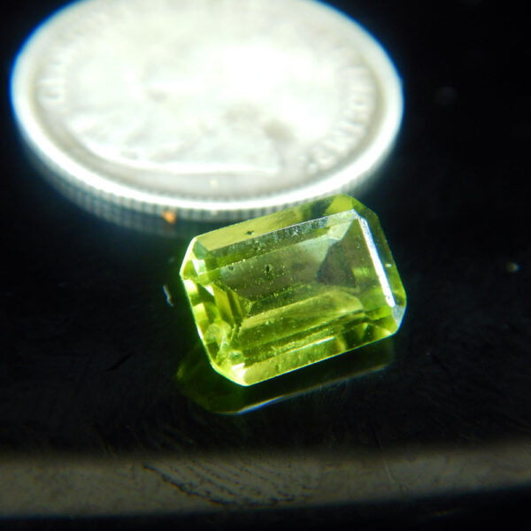 Facetted Emerald cut Peridot 1 ct