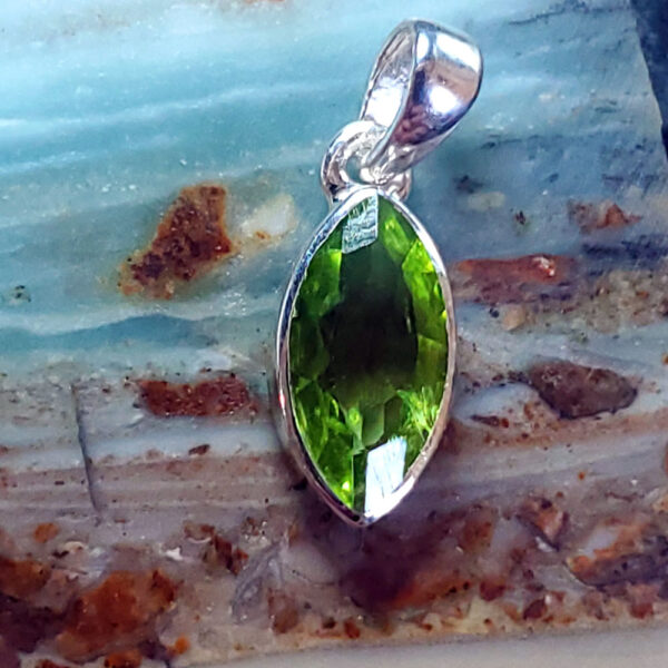 Peridot pendant D (marquise)