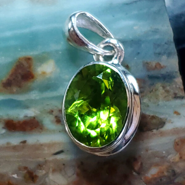 Peridot pendant D (oval)