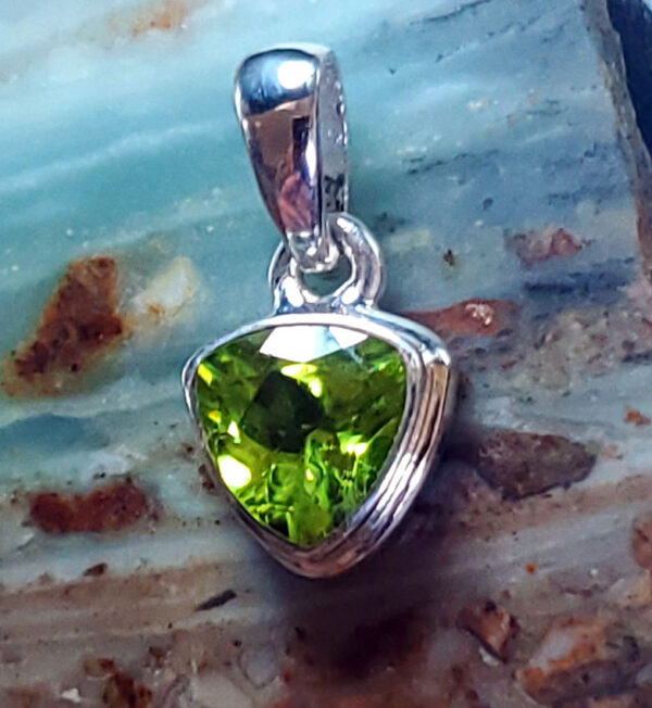 Peridot pendant C (trillion)