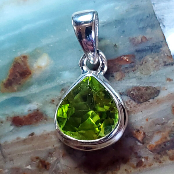 Peridot pendant B (teardrop)