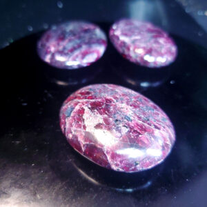 Garnet palm stone C large