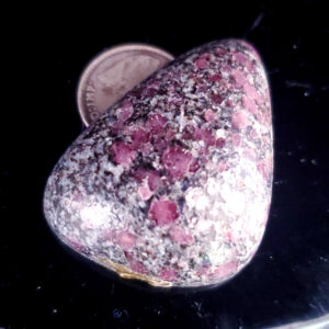 Garnet in host cabochon G