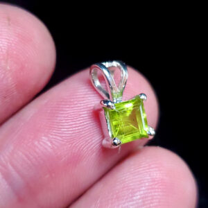 Peridot pendant E (square)