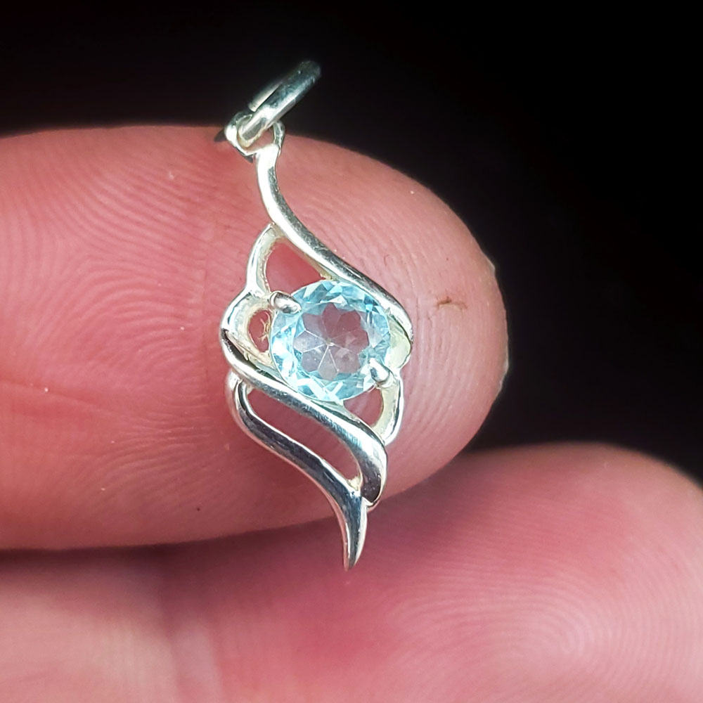 Aquamarine crystal pendant
