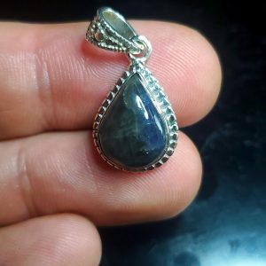 Sapphire pendant Q