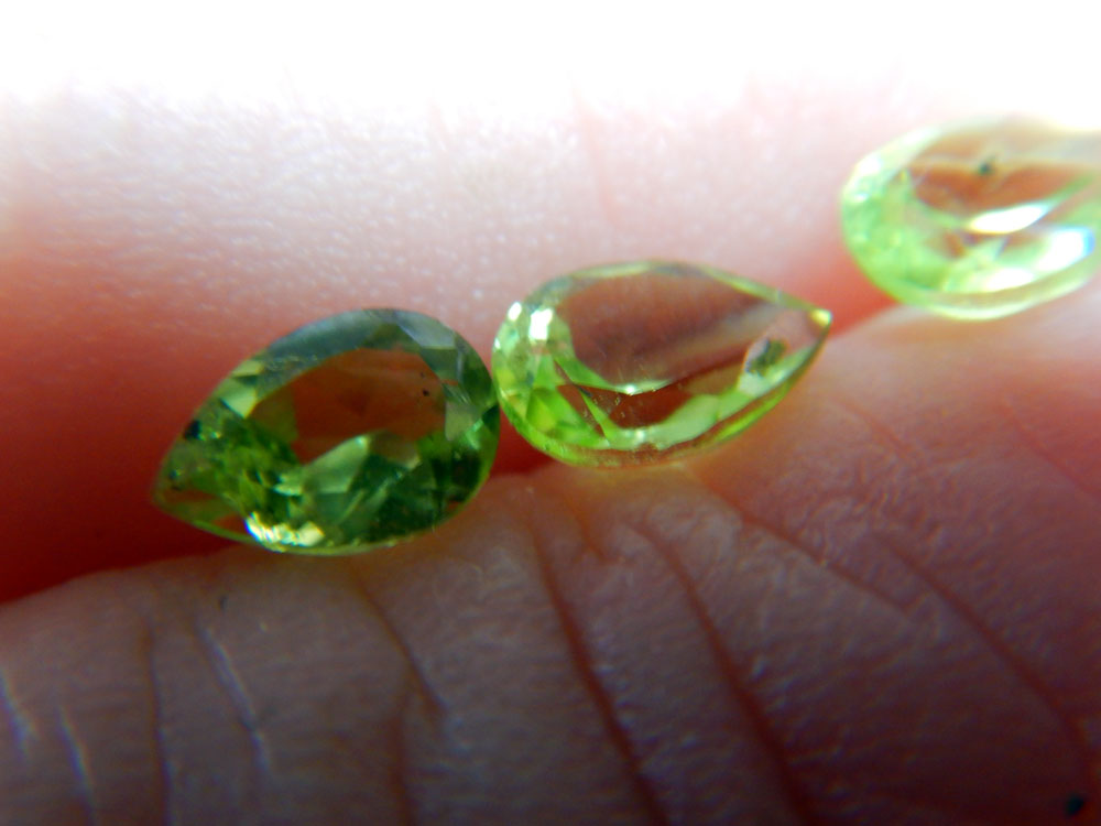 JGG facetted teardrop peridot .4ct