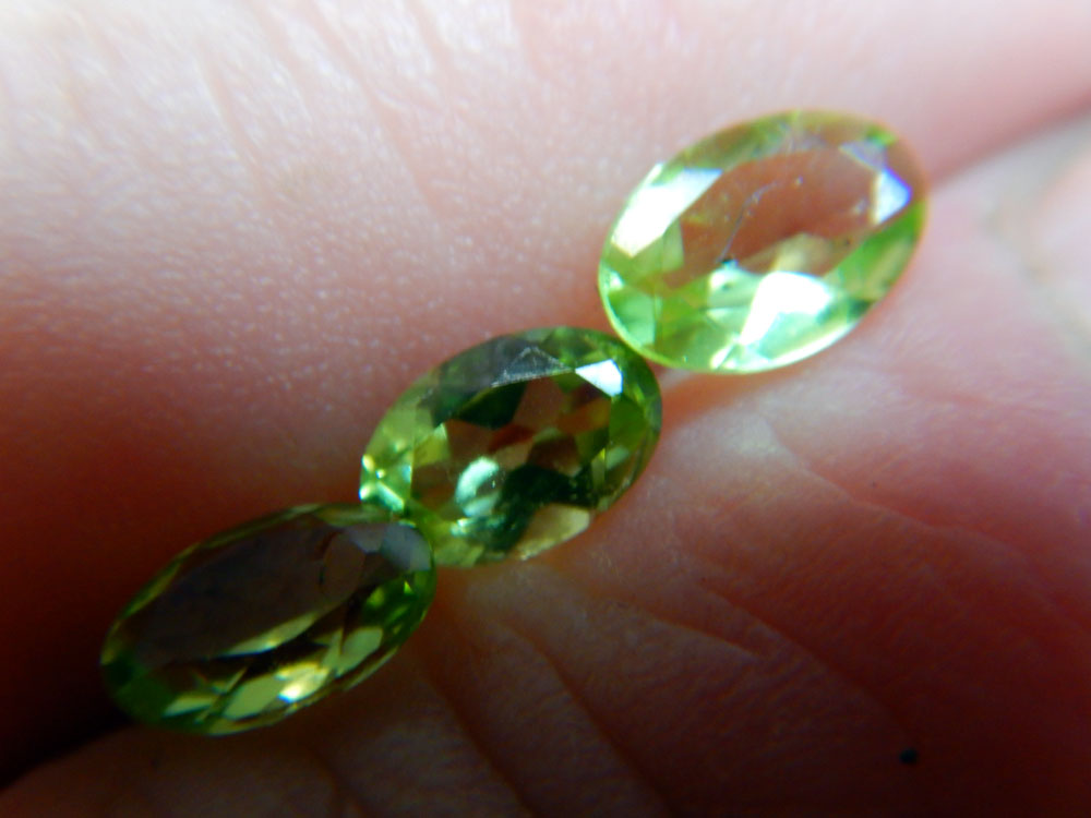 JGG facetted oval peridot .4ct