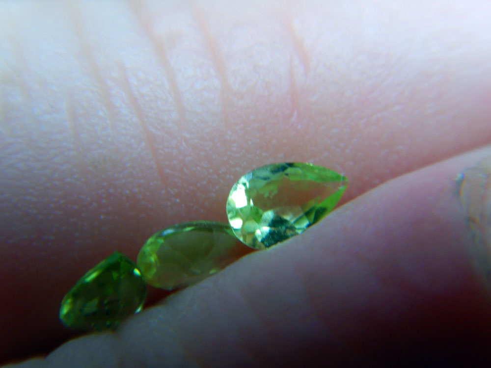 JGG facetted teardrop peridot .17ct
