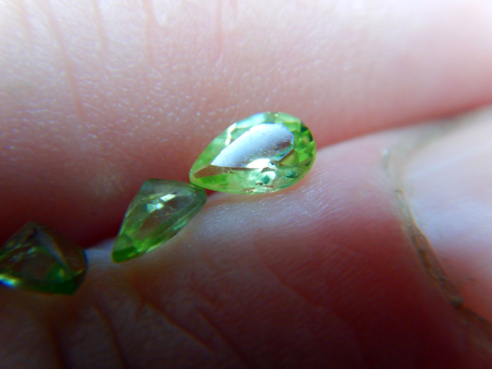 JGG facetted teardrop peridot .2ct