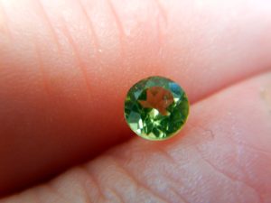 JGG facetted circle peridot .4ct