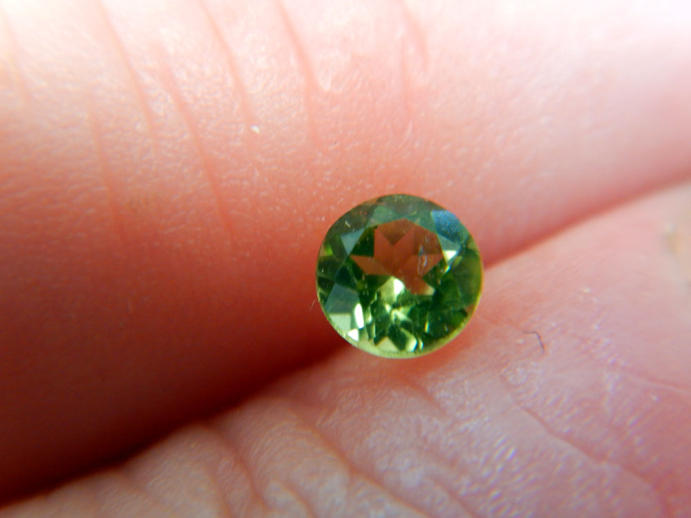 JGG facetted circle peridot .4ct