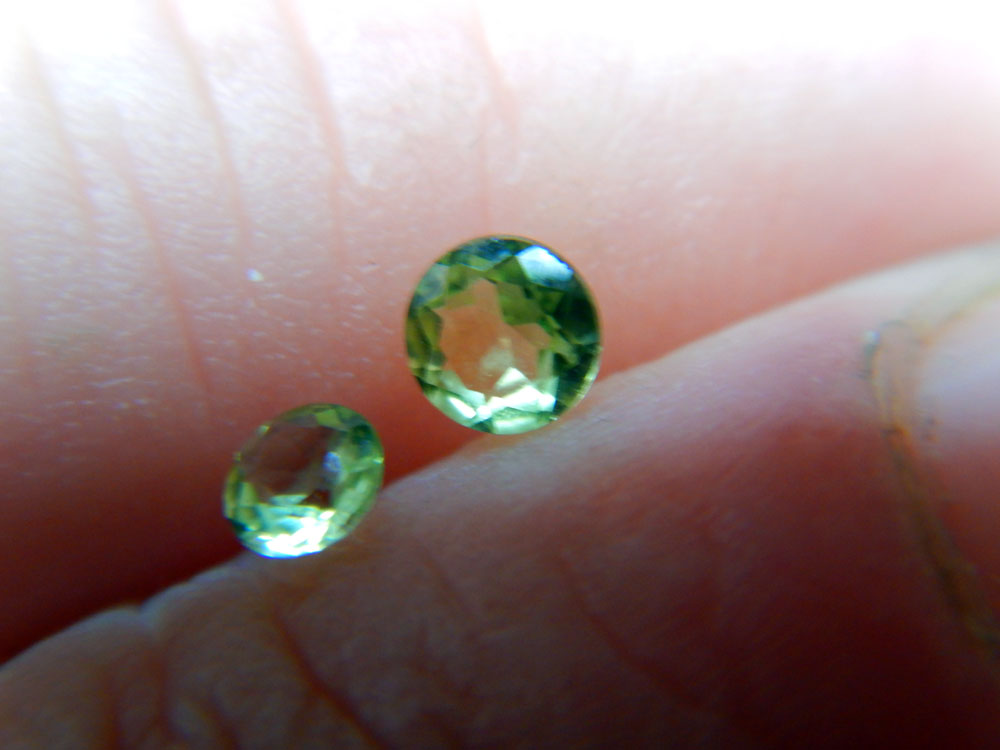 JGG facetted circle peridot .15ct