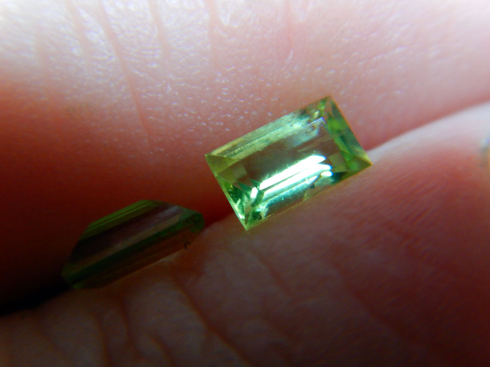 JGG facetted rectangular peridot .3ct
