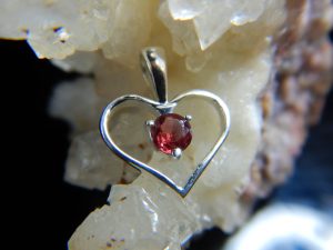 Garnet pendant (heart)