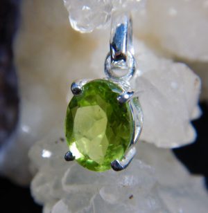 Peridot pendant H (Oval claw)