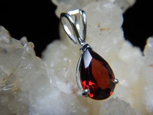 Garnet pendant (teardrop)
