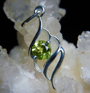 Peridot pendant G (Stylized)