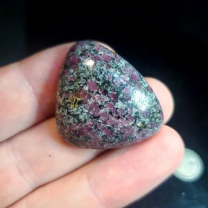 Garnet in host cabochon E