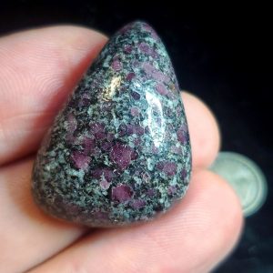 Garnet in host cabochon G